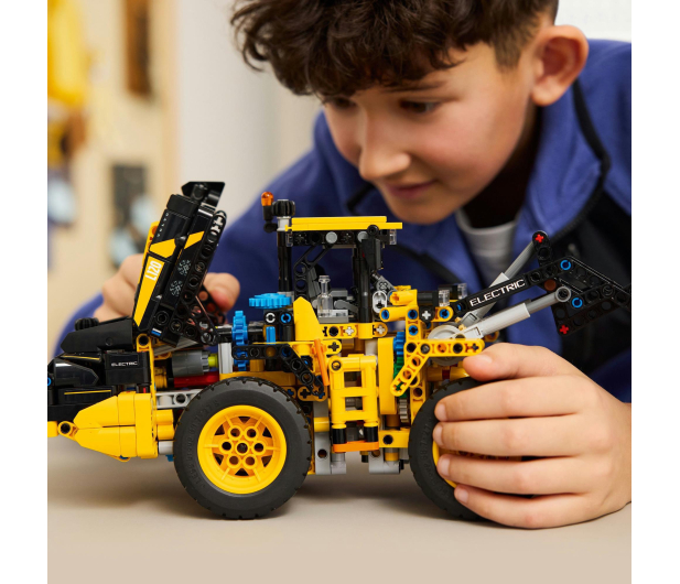LEGO Technic 42209 Ładowarka kołowa Volvo L120 electric - 1331619 - zdjęcie 5